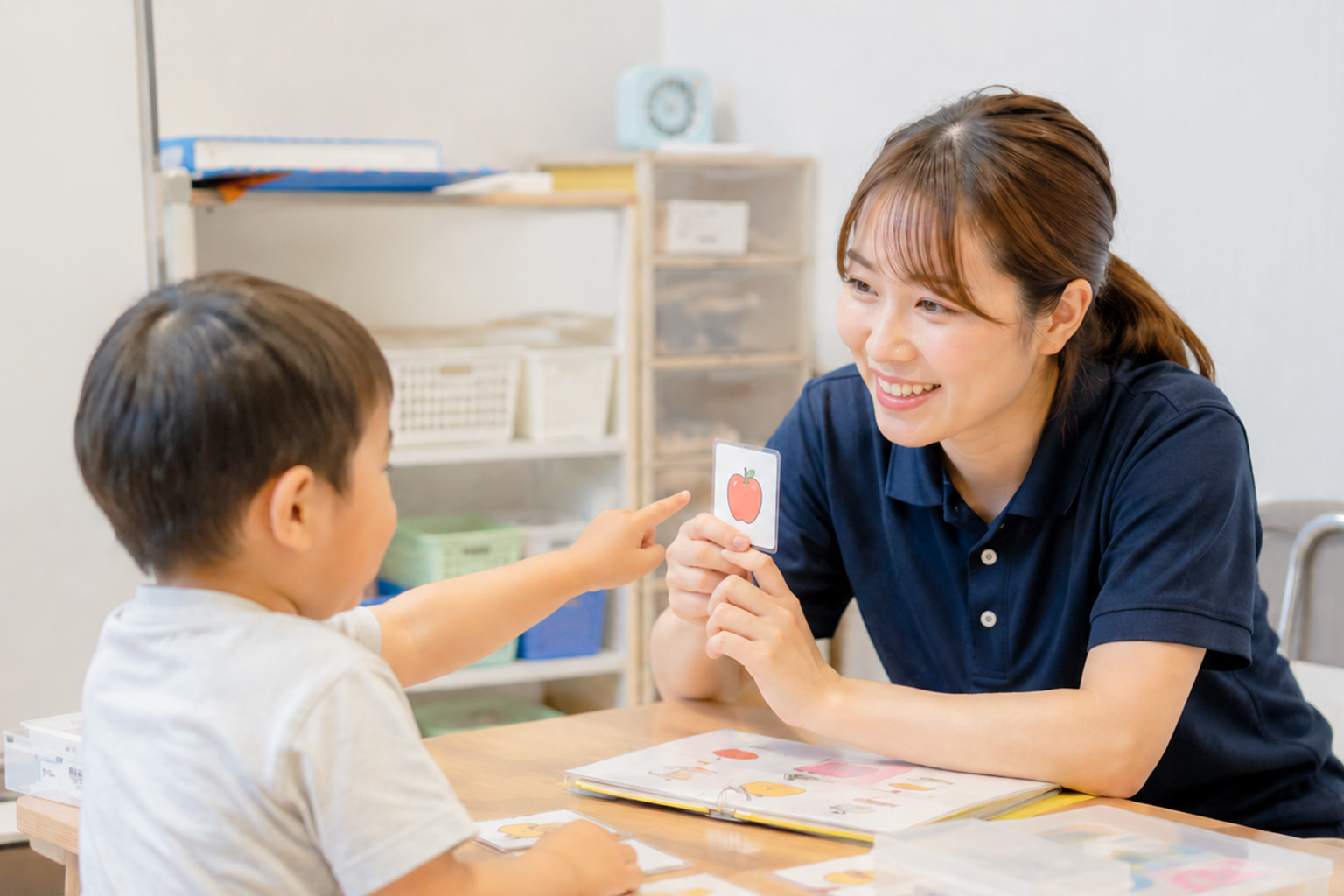 教材を使った個別療育の様子