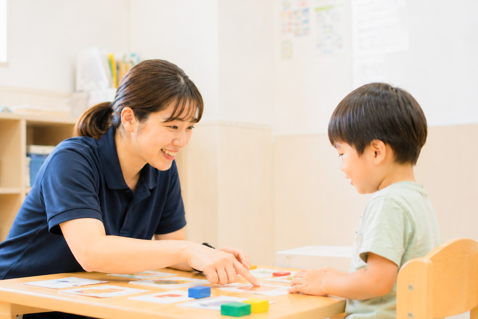 教材を使った個別療育の様子