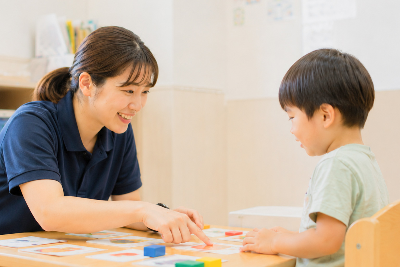 教材を使った個別療育の様子
