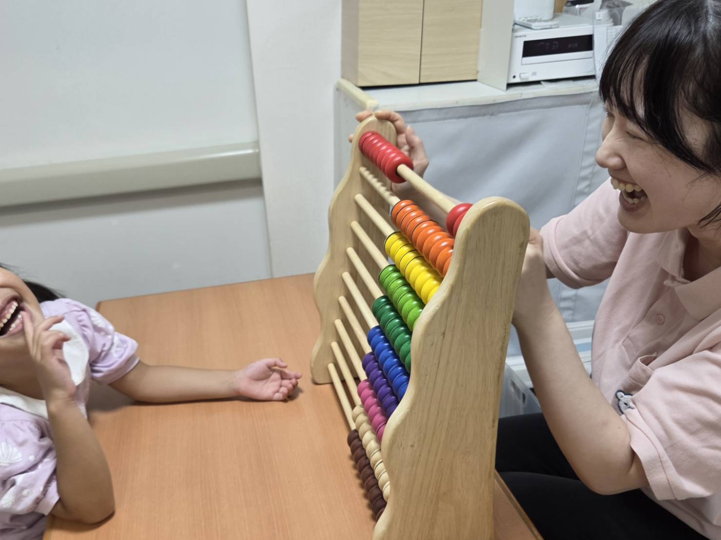 教材を使った個別療育の様子