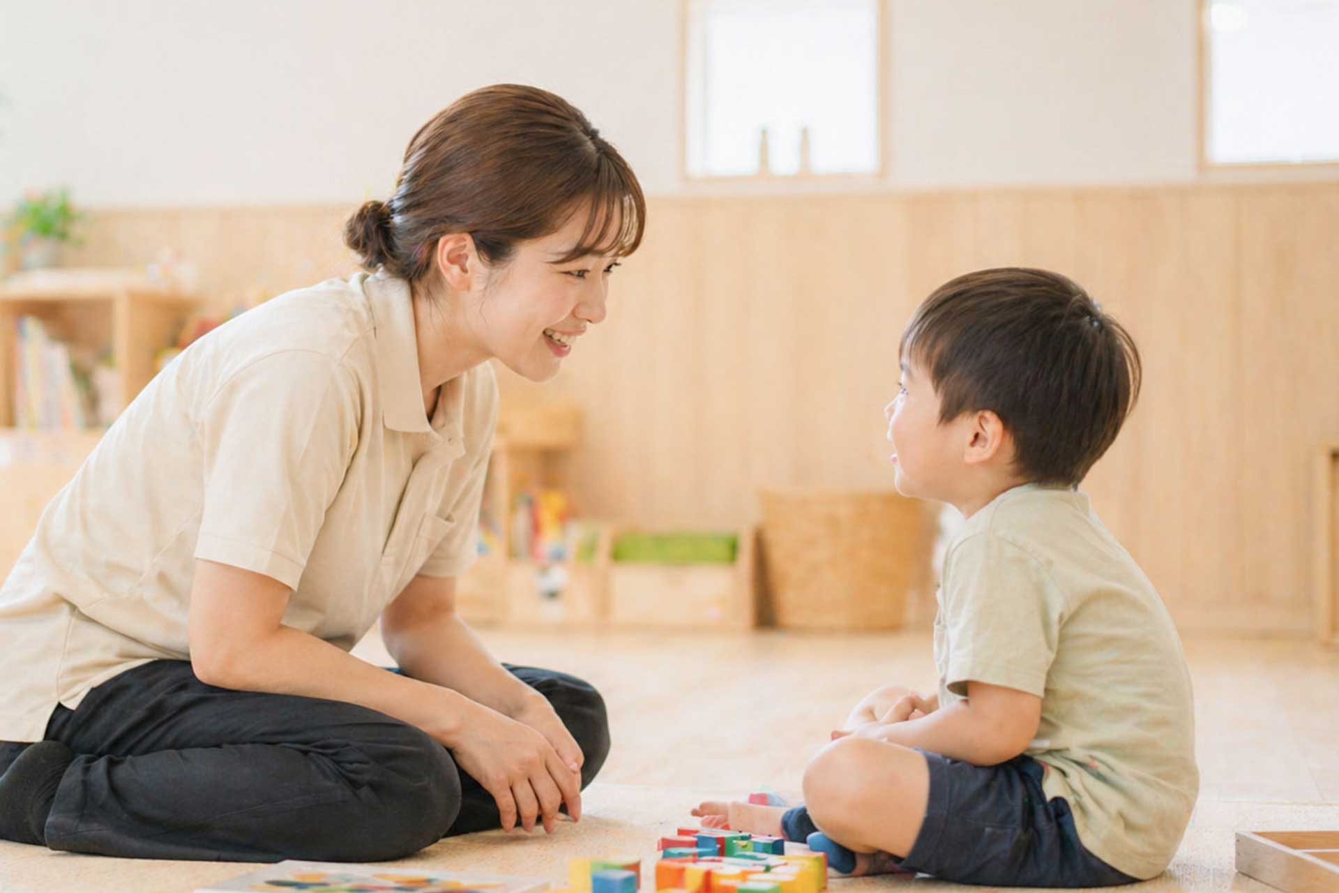 職員と子どもが会話をしている様子